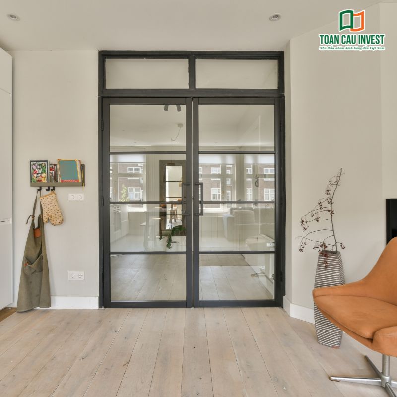 Cửa bị kêu khi đóng ở cửa mở quay, có thể do lệch khung hoặc sai số lắp đặt khiến cửa không đóng kín hoàn toàn.