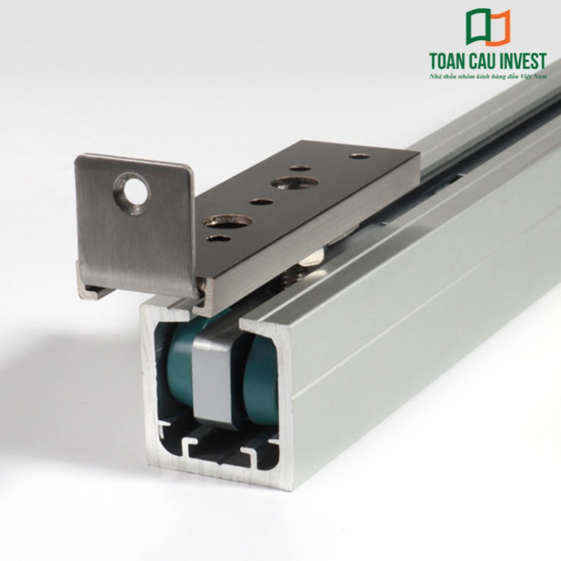 Thực tế cửa nhôm lùa trệch ray tại ban công, cánh cửa bị nghiêng do lỗi lắp đặt hoặc ray bị bám bụi, hư hỏng.