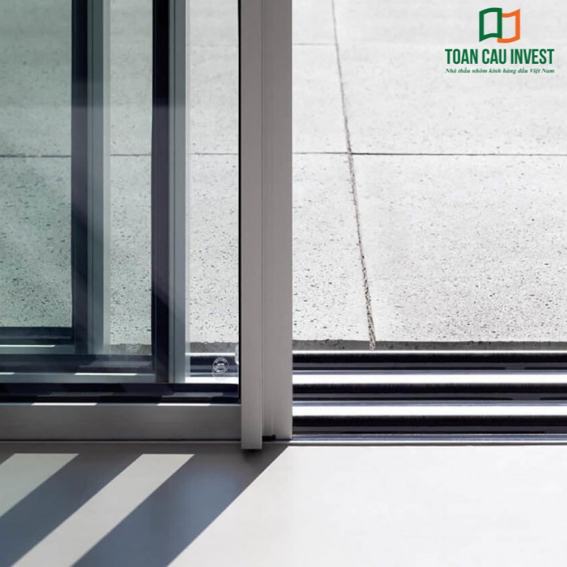 Hệ cửa nhôm lùa cao cấp vận hành êm ái, đúng kỹ thuật giúp tránh tình trạng cửa nhôm lùa trệch ray trong quá trình sử dụng lâu dài.