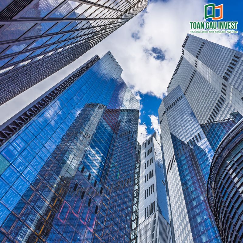Góc nhìn từ dưới lên cho thấy hệ facade kính chịu tải gió lớn, tiềm ẩn nguy cơ cửa rung lắc nếu thiết kế và thi công không chuẩn.