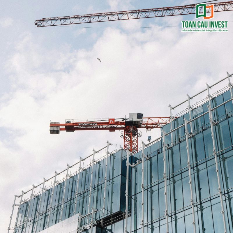Giai đoạn thi công mặt dựng kính cần kiểm soát liên kết và độ cứng để hạn chế tình trạng cửa rung lắc khi gặp gió lớn.