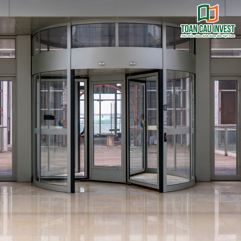 Hệ cửa tự động xoay tròn giúp kiểm soát luồng người ra vào hiệu quả, tăng tính sang trọng cho sảnh tòa nhà.