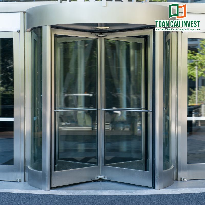 Hệ cửa tự động xoay sử dụng khung inox cao cấp, đảm bảo độ bền và khả năng vận hành ổn định lâu dài.