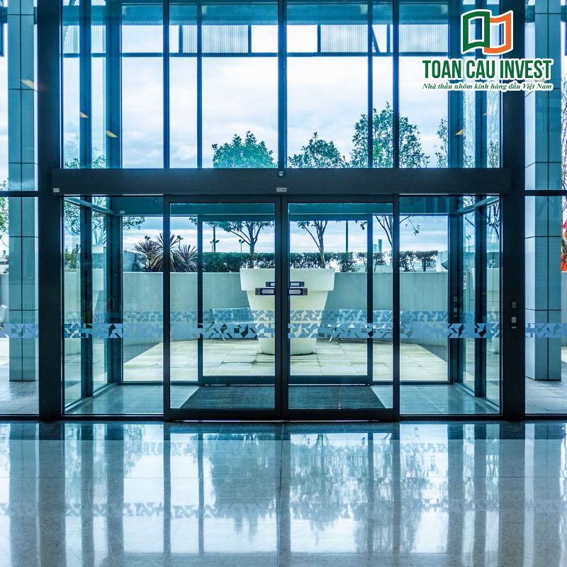 Hệ cửa tự động trượt 2 cánh phù hợp với khu vực lưu lượng lớn, đảm bảo lưu thông nhanh và an toàn.