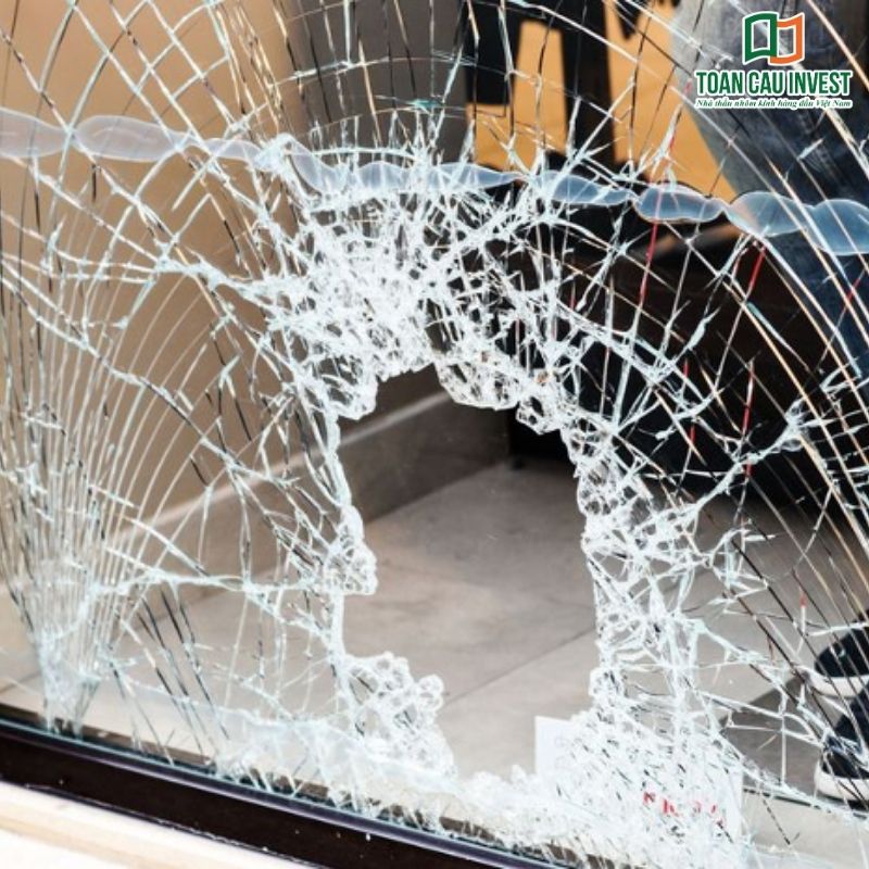 Trường hợp kính cường lực tự nổ nghiêm trọng tạo lỗ thủng, tiềm ẩn rủi ro mất an toàn nếu không sử dụng kính dán an toàn.