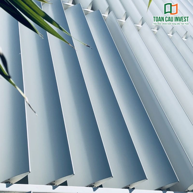 Lam nhôm chắn nắng thiết kế góc nghiêng tối ưu giúp điều hướng ánh sáng và tăng khả năng chống nắng hiệu quả.