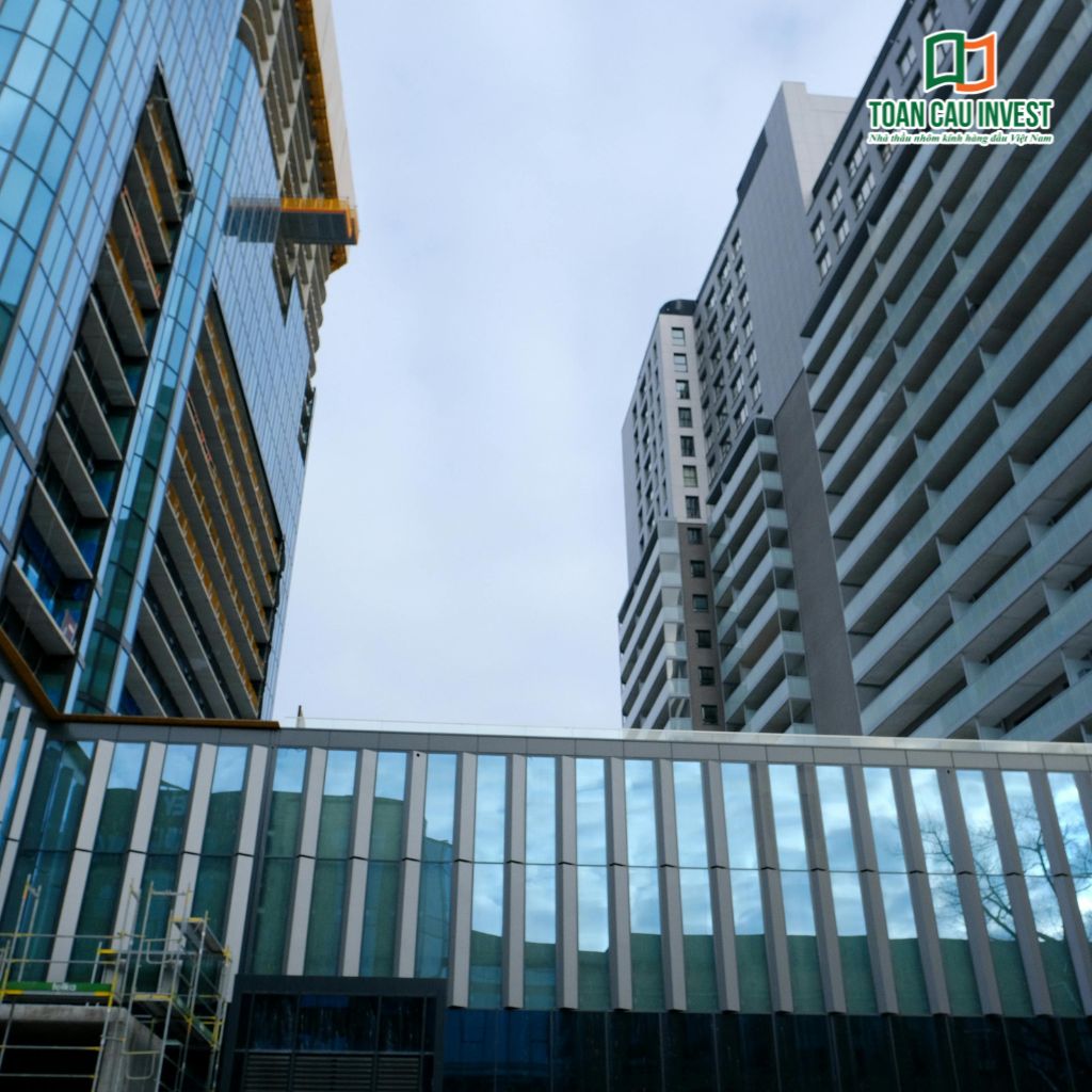 Hệ mặt dựng nhôm Xingfa hệ 65 ứng dụng trong tổ hợp cao tầng, đảm bảo độ bền, chịu lực và tính thẩm mỹ cao.