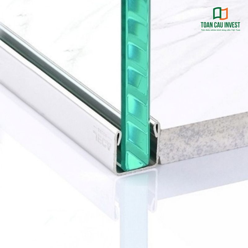 Nẹp kính cường lực dạng chữ U bằng inox giúp cố định kính chắc chắn, tăng tính thẩm mỹ cho các công trình hiện đại.