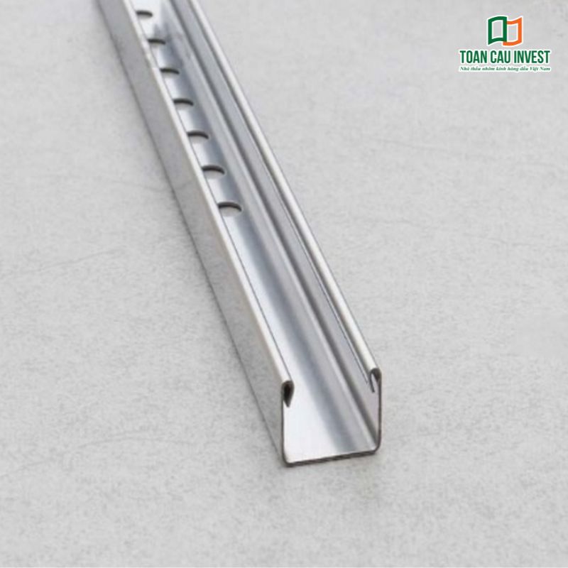 Nẹp kính cường lực dạng chữ U bằng inox giúp cố định kính chắc chắn, tăng tính thẩm mỹ cho các công trình hiện đại.