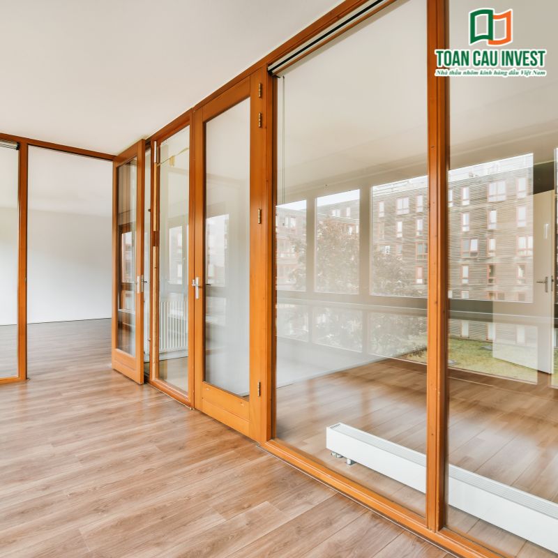 Hệ cửa trượt nhôm hệ vân gỗ mang lại vẻ đẹp sang trọng như gỗ tự nhiên nhưng bền hơn, chống cong vênh và mối mọt. Nhôm hệ là lựa chọn tối ưu cho nội thất hiện đại.