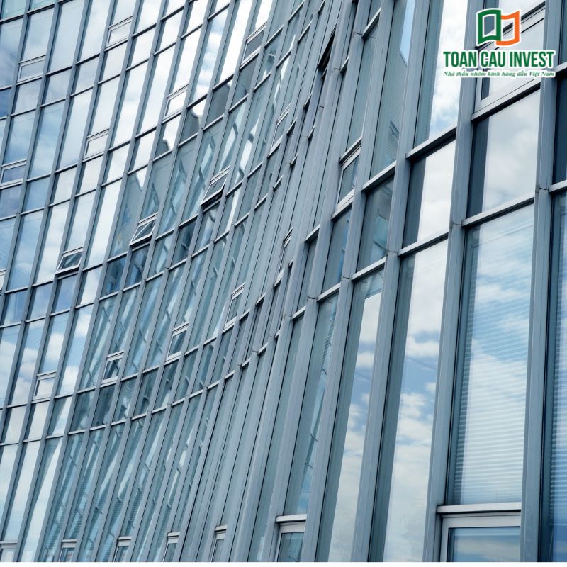 Hệ façade vách cong nhôm kính cao tầng với thiết kế uốn cong hiện đại, chịu lực tốt, tối ưu ánh sáng và tầm nhìn đô thị. Giải pháp vách cong nhôm kính cho cao ốc văn phòng, trung tâm thương mại.