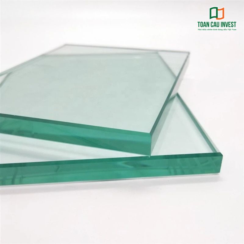 Vật liệu vách kính cường lực 12mm với độ dày tiêu chuẩn, đảm bảo khả năng chịu lực, chống va đập và độ bền lâu dài cho công trình