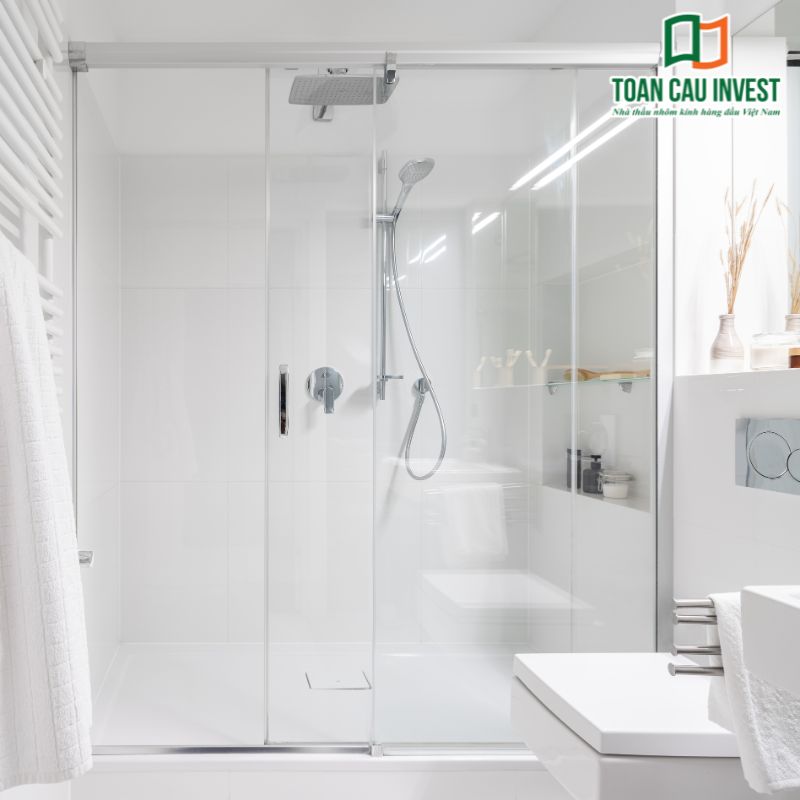 Vách kính lùa phòng tắm sử dụng kính cường lực trong suốt, thiết kế tối giản giúp không gian sạch sẽ và rộng rãi hơn