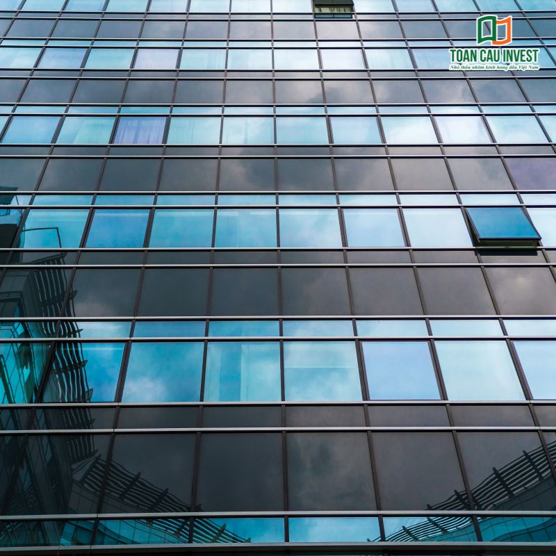 Thiết kế vách kính mặt dựng nhôm Xingfa dạng lưới giúp tối ưu ánh sáng tự nhiên, tăng hiệu quả cách âm và cách nhiệt.
