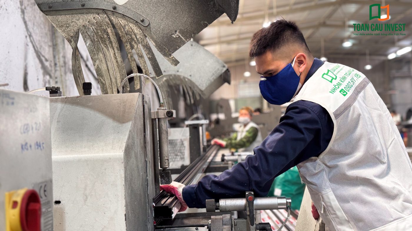Nhôm Xingfa được đóng gói tiêu chuẩn, sẵn sàng vận chuyển và lắp đặt cho hệ vách kính mặt dựng công trình.