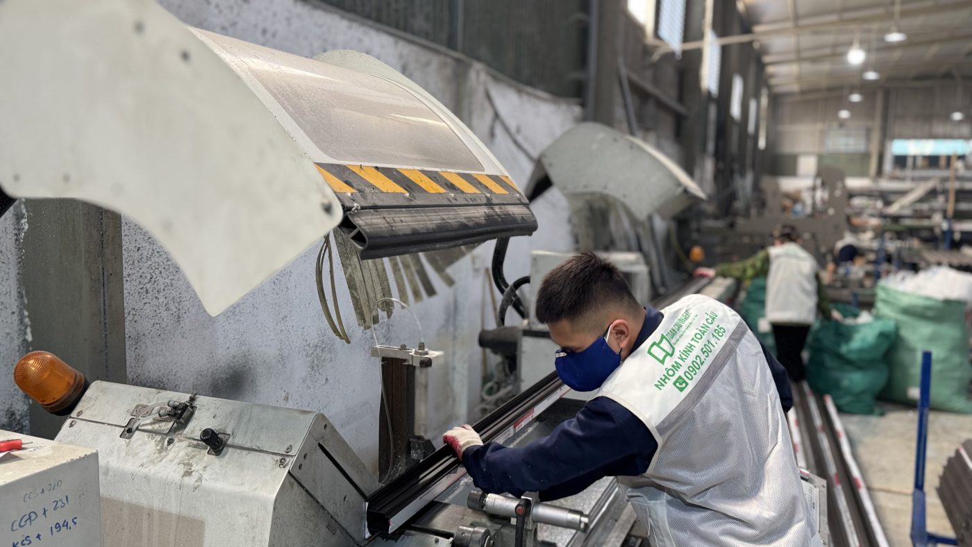 Công đoạn gia công profile nhôm Xingfa phục vụ hệ vách kính mặt dựng, đảm bảo độ chính xác từng mm.