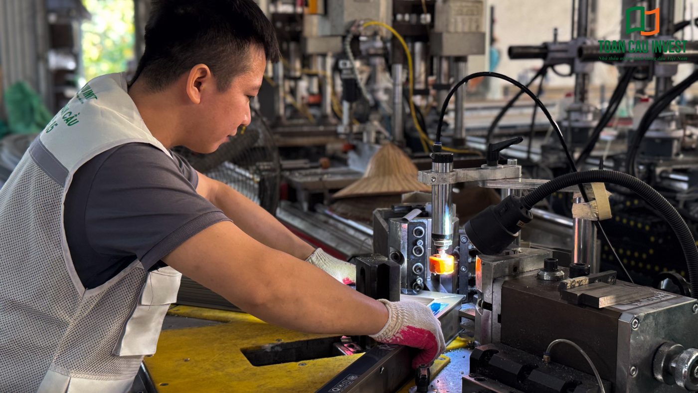 Ứng dụng máy móc hiện đại trong sản xuất vách kính mặt dựng nhôm Xingfa giúp tăng độ chính xác và chất lượng sản phẩm.