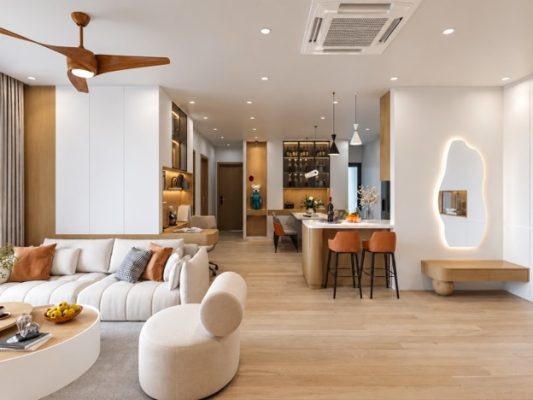 Gam màu sáng của trần, tường và sàn gỗ giúp ánh sáng tự nhiên lan tỏa đều